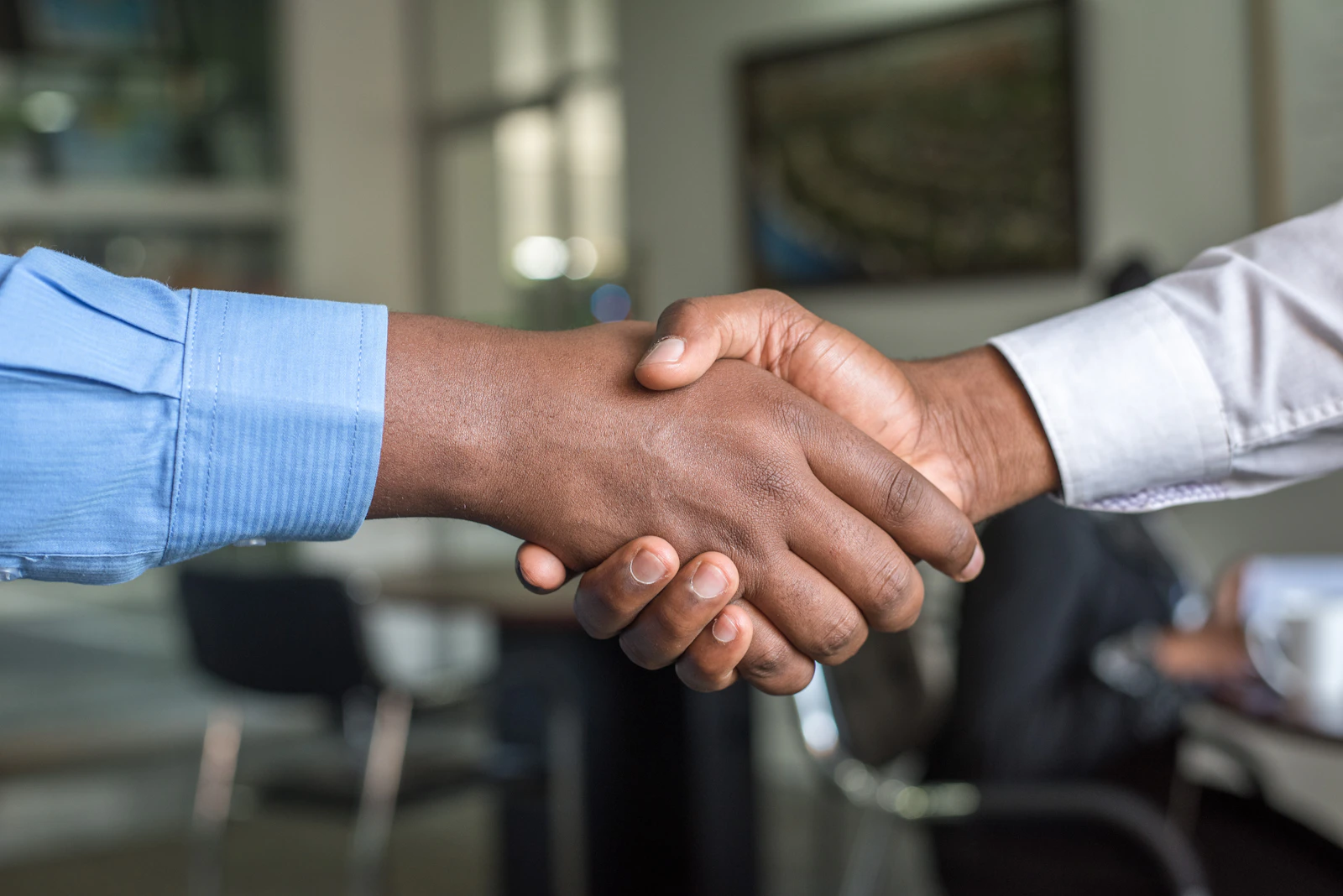 Associés en réunion pour formaliser un pacte d'actionnaires